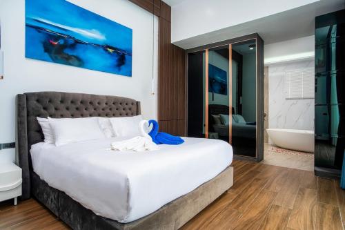 ein Schlafzimmer mit großem Bett und Badewanne in der Unterkunft Villa Astra - 4BR Entertainment Pool Villa, Rawai in Ban Kata