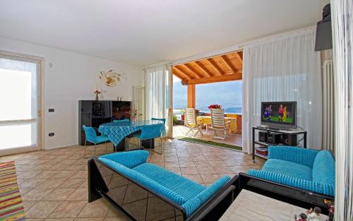 TV a/nebo společenská místnost v ubytování Türkisfarbenes Haus Mit Fantastischer Aussicht