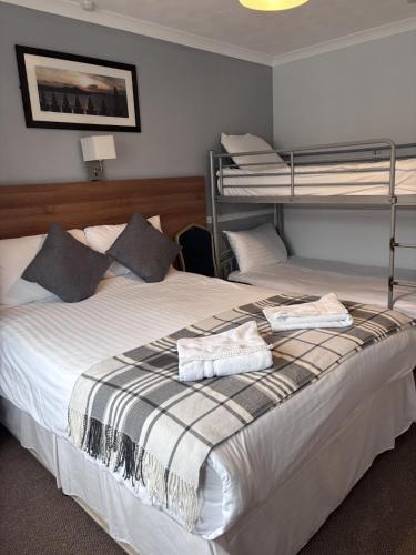 a bedroom with two bunk beds in a room at Griffin Inn in Newquay