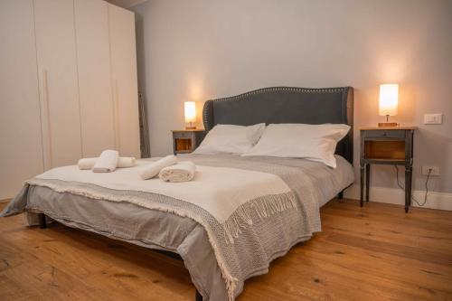 Un dormitorio con una cama con dos toallas encima. en Lungarno Cellini Firenze, en Florencia
