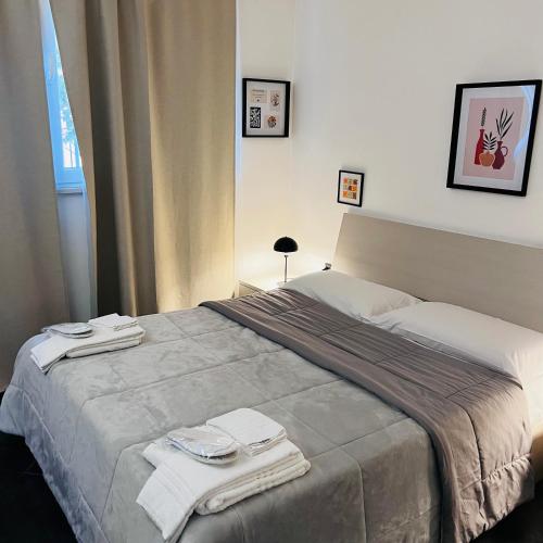 Casa Francis في ماتيرا: غرفة نوم بها سرير كبير مع مناشف عليه