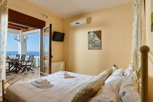 Postel nebo postele na pokoji v ubytování Ferienhaus In Geropotamos Mit Sonnenterrasse