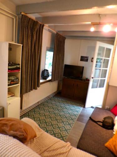 a living room with a couch and a window at Beach Quarter in Ons Belang