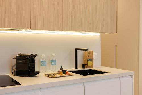 MARBELLA BANUS SUITES - Banús - Medina Garden - Brand New 1BR - 1BA - Outdoor Terrace - Bright & Modern - Pool - Steps from Puerto Banús Marina - Walk to El Corte Ing Luxury Shopping Mall