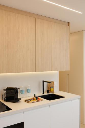 MARBELLA BANUS SUITES - Banús - Medina Garden - Brand New 1BR - 1BA - Outdoor Terrace - Bright & Modern - Pool - Steps from Puerto Banús Marina - Walk to El Corte Ing Luxury Shopping Mall