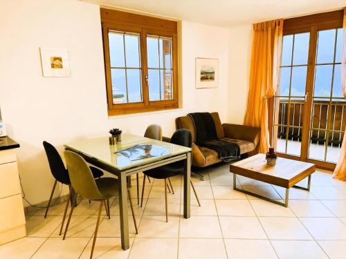 una sala de estar con una mesa y un sofá en Pfrundmatte 12, en Aeschi bei Spiez