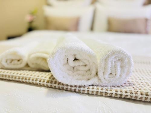 eine Gruppe Handtücher auf dem Bett in der Unterkunft Cozy getaway in Midrand