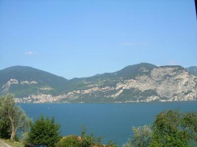 un gran lago azul con montañas en el fondo en Ferienwohnung Mit Blick Auf Das Wasser, en Sommavilla