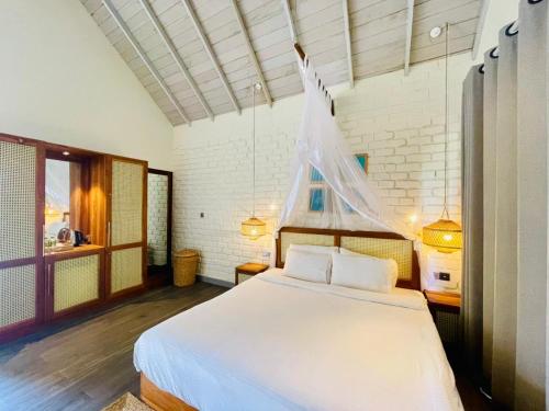 a bedroom with a large white bed in a room at Oruwa Boutique Villa in Pottuvil