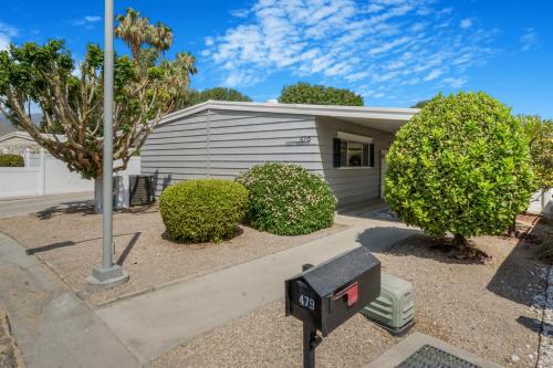 ein Haus mit einem Schild davor in der Unterkunft Madrigal in Cathedral City