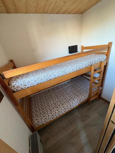 a couple of bunk beds in a room at Risoul 1850 studio Résidence LesFlorins2 pour 4 pers avec accès direct sur les pistes in Risoul