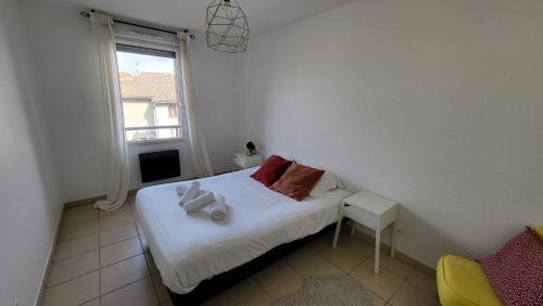 Postel nebo postele na pokoji v ubytování expat renting - Le Grenadin - Piscine - Parking