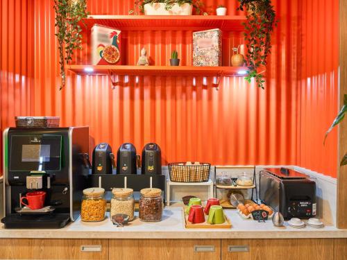 encimera con cafetera y microondas en ibis budget Saint-Maurice, en Saint-Maurice