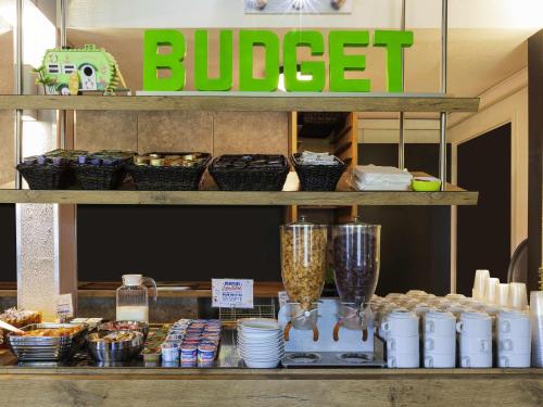 ベルク・シュル・メールにあるibis budget Berck Sur Merのカウンターに並んだビュッフェ形式の食事