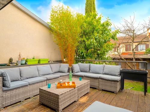 a patio with two couches and a table at Villa Georges in Issy-les-Moulineaux