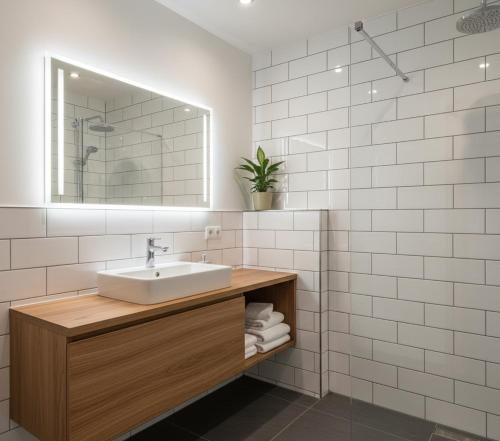 een badkamer met een wastafel en een spiegel bij Ankara Stay Apart in Kavaklıdere