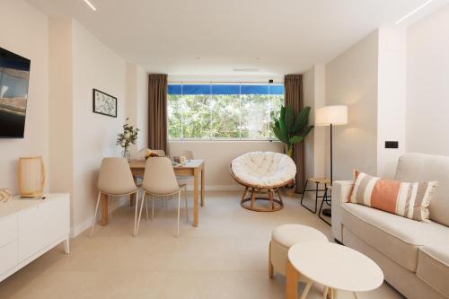 MARBELLA BANUS SUITES - Banús - Medina Garden - Brand New 1BR - 2BA - Bright & Modern - Pool - Steps from Puerto Banús Marina - Walk to El Corte Ing Luxury Shopping Mall