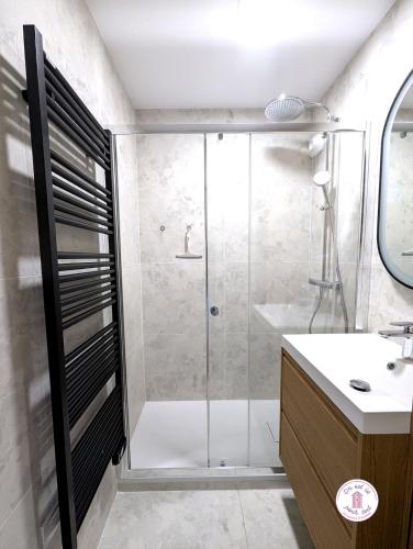 Appart RDC rénové 3 pers, terrasse et piscines D17