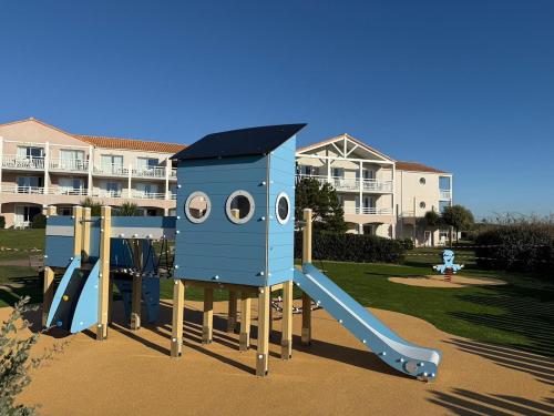 Appart RDC rénové 3 pers, terrasse et piscines D17