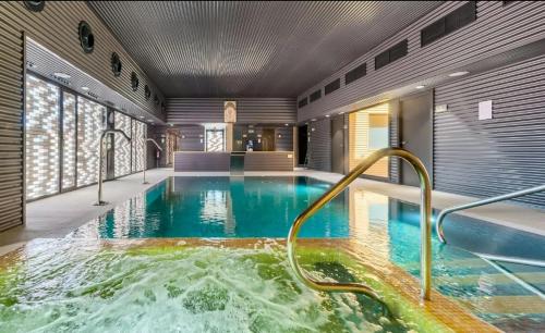 a pool in a hotel room with a hot tub at Panoramic Suites Burbuja junto al Puy du Fou y Toledo in Guadamur