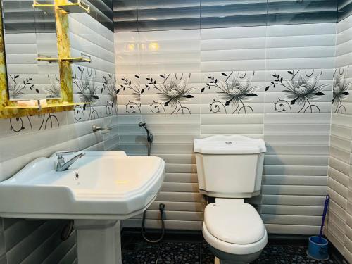 エッラにあるElla Bungalowのトイレと洗面台のあるバスルーム