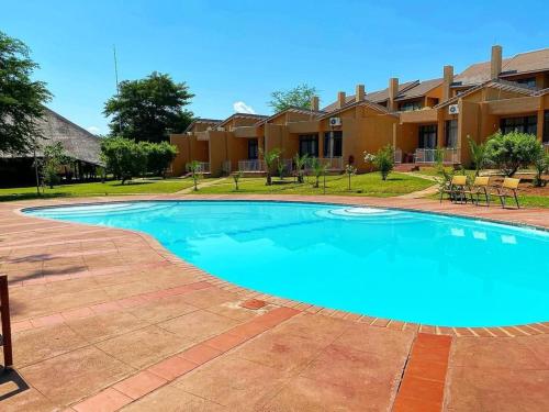 una gran piscina frente a una casa en Wild View Resort, en Kasane
