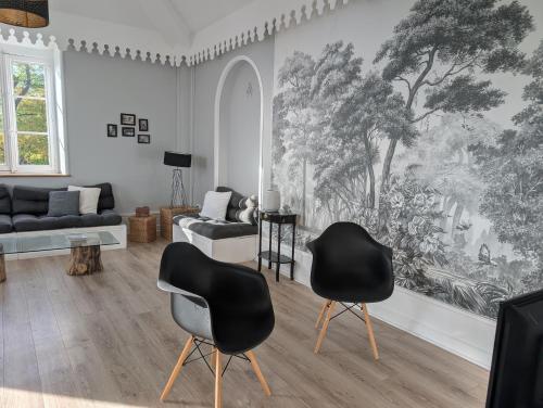 a living room with two chairs and a couch at Grand appart 150m2 dans belle maison bourgeoise in Vernaison