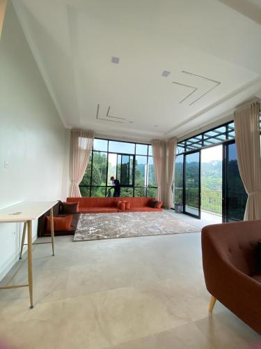 a living room with a couch and a table at فيلا جولدن فلور بونشاك in Tagalbato