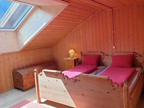 A bed or beds in a room at Barba Peder Biobergün