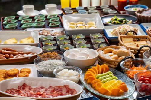 MizumataYunoko Umi To Yuyake的桌子上摆满了各种食物