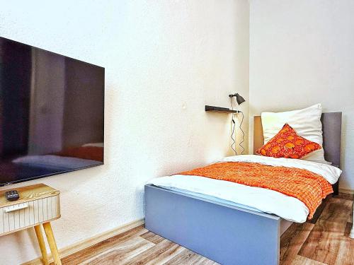 Ένα ή περισσότερα κρεβάτια σε δωμάτιο στο 2-SZ-Komfort-Apartment bis 5 Pers - Nähe HBF & Messe DUS