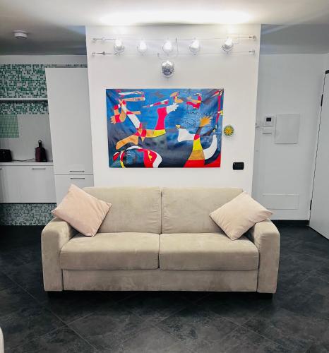 Casa Francis في ماتيرا: أريكة في غرفة مع لوحة على الحائط