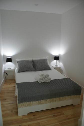 リスボンにあるVR Martim Monizのベッドルーム1室(ベッド1台、タオル2枚付)