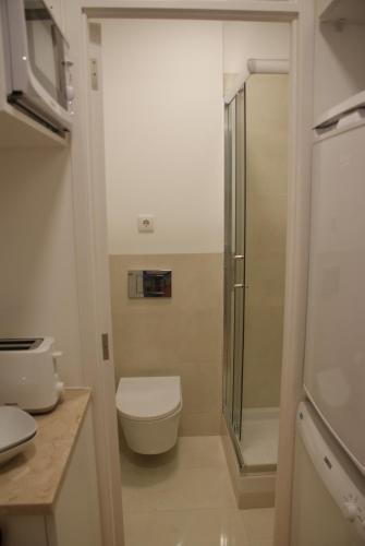 リスボンにあるVR Martim Monizのバスルーム(トイレ、シャワー付)