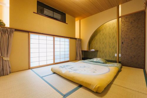 a bedroom with a large bed in a room at Just a short walk 心斎橋 Glico Sign 1min 道頓堀30-second 黒門市場 難波駅 Dotonbori Guesthouse 兰の阁 in Osaka