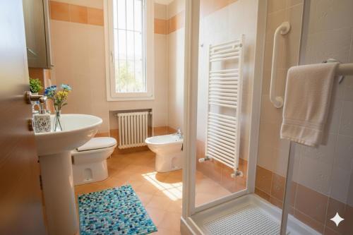 een badkamer met een douche, een toilet en een wastafel bij Perla d'aMare in San Lorenzo al Mare