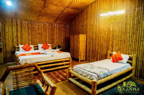 Ένα ή περισσότερα κρεβάτια σε δωμάτιο στο Kanha Nature's Knock
