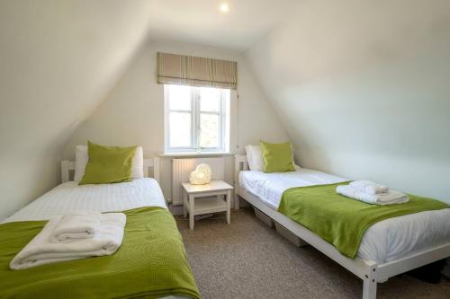 Voodi või voodid majutusasutuse 7 Sanctuary Court - sleeps 12 - Thorpeness - Aldeburgh Coastal Cottages - Close to the Beach, Golf and the Country Club toas