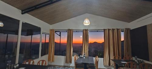 Η ανατολή ή δύση του ηλίου όπως φαίνεται από αυτό το ξενοδοχείο ή από εκεί κοντά