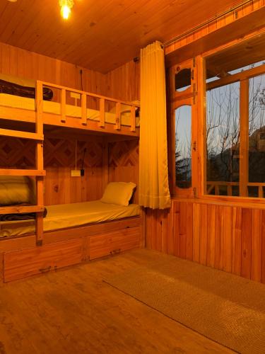 Η κουζίνα ή μικρή κουζίνα στο Avasaa Café and Stay