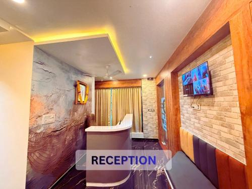 Ο χώρος του λόμπι ή της ρεσεψιόν στο Hotel Radhe Sky