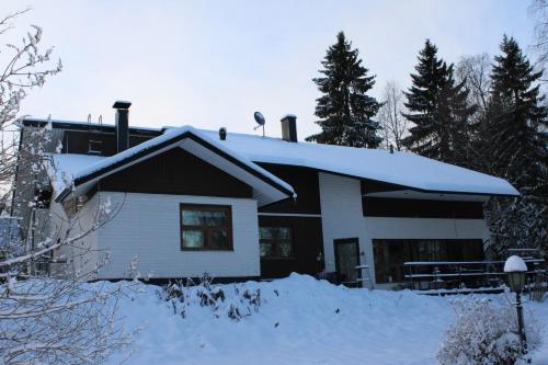 Atmospheric house on riverbank v zimě