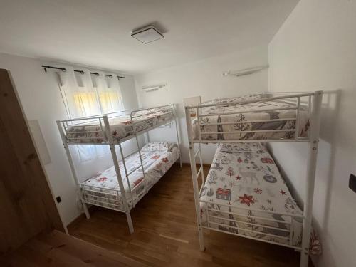 Postel nebo postele na pokoji v ubytování Majestic Sierra Nevada