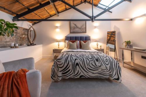 Ένα ή περισσότερα κρεβάτια σε δωμάτιο στο No.10 Factory Cooperage @RWY