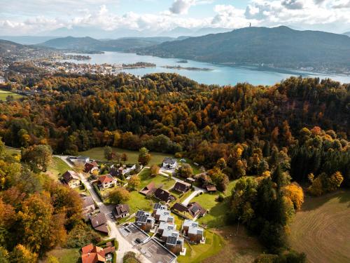 una vista aérea de una casa con un lago en OpenSky Wörthersee Lodge, en Pörtschach am Wörthersee
