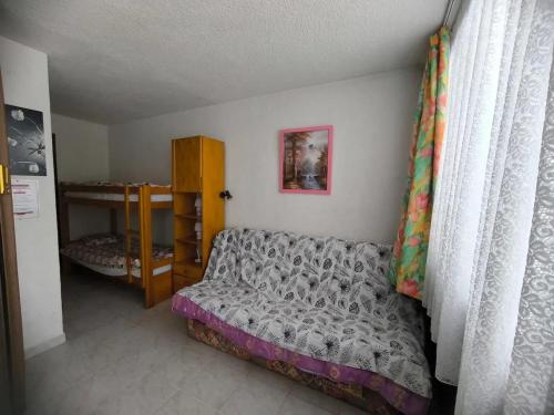 普拉茲德里斯Studio moderne à Taninges avec vue sur les montagnes - 35 m²的一间卧室配有床和双层床。