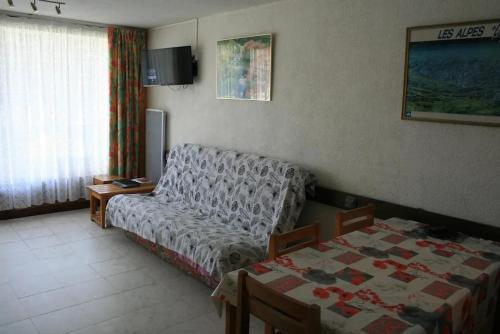 普拉茲德里斯Studio moderne à Taninges avec vue sur les montagnes - 35 m²的客厅配有沙发和一张床