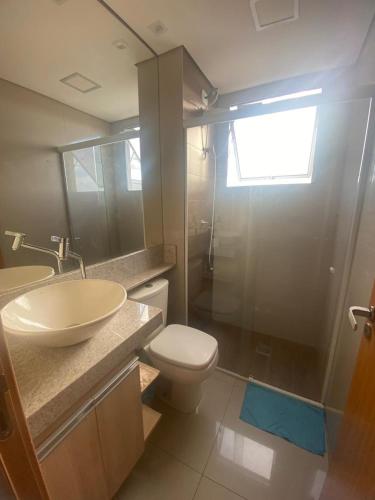 Et badeværelse på Lindo apto com portaria 24h, região central