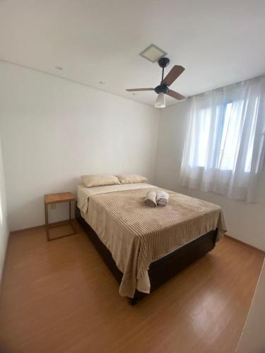 En eller flere senge i et værelse på Lindo apto com portaria 24h, região central