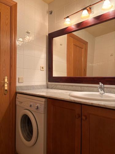 a bathroom with a washing machine and a sink at Doble balcón, máxima luz- Confort de qualidad - Erta 5 in Pla de l'Ermita